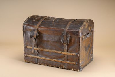 une vieille malle posée par terre