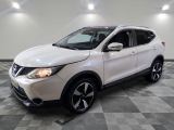 le suv blanc de nissan est garé sur un carrelage en damier