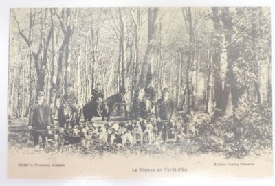 une photo en noir et blanc d'un groupe de personnes dans les bois