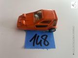 une petite voiture posée sur une feuille de papier