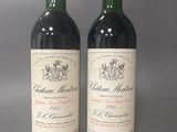 deux bouteilles de vin rouge posées l'une à côté de l'autre sur une table