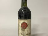 une bouteille de vin posée sur une table