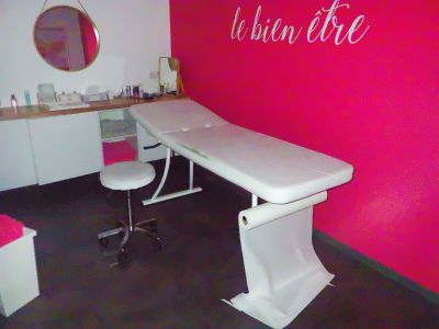 une photo d'un salon de beauté avec un mur rose