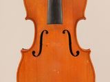 un vieux violon avec un archet sur fond blanc