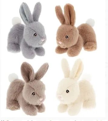 Plusieurs peluches sont alignées sur un fond blanc.