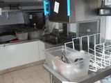 une cuisine équipée d'un évier, d'une cuisinière, d'un micro-ondes et d'un lave-vaisselle