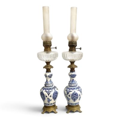 deux vases bleus et blancs, l'un posé sur l'autre, avec des bougies dessus