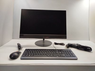 une photo d'un bureau d'ordinateur avec un clavier et une souris
