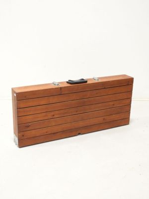 boîte en bois avec des poignées en métal sur fond blanc