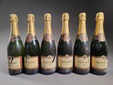 six bouteilles de champagne sont alignées