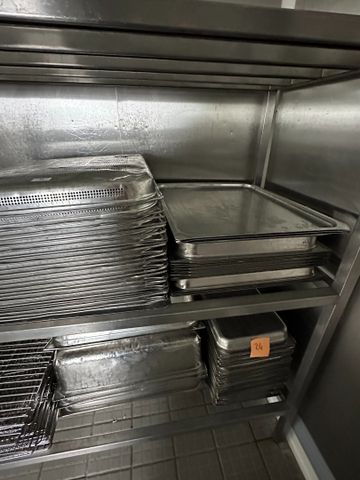 Lot: Environ 48 bacs gastro perforé (50x65) et (30x50), 12 bac ga...