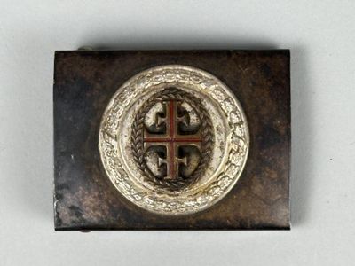 une image représentant un insigne métallique orné d'une croix