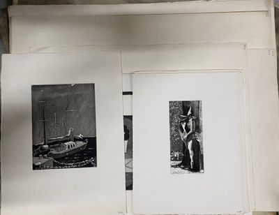 deux photographies en noir et blanc représentant une femme et un bateau