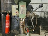 une machine posée sur une table