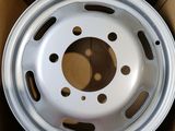 un gros plan d'une roue blanche dans une boîte en carton