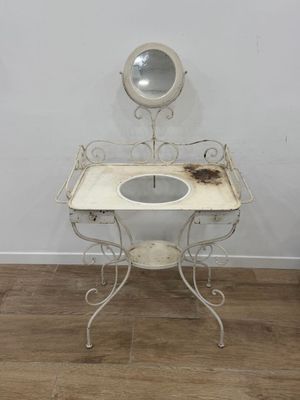 une petite table blanche sur laquelle est posé un miroir