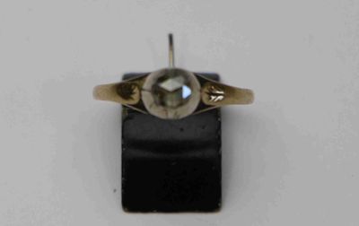 Gros plan sur une bague en or ornée d'un diamant