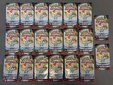 Le jeu de cartes à collectionner Pokémon est exposé sur une table.