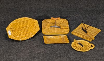 quatre pièces de poterie jaune posées sur une surface noire