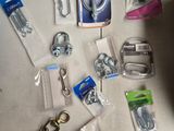 beaucoup d'objets posés sur le sol