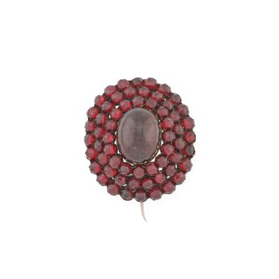 un gros plan d'une broche rouge sur fond blanc