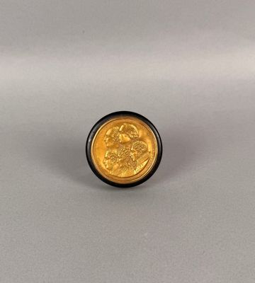 gros plan d'une pièce d'or sur une surface blanche