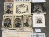 Il y a par terre quelques vieux papiers et des photos de militaires.