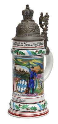 une chope de bière sur laquelle est représenté un soldat