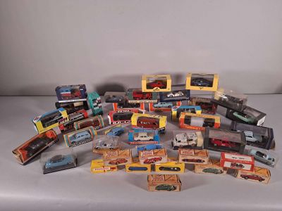 de nombreux types différents de petits trains et de petites voitures sur la table