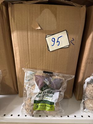 Plusieurs sacs de nourriture sont posés sur une étagère dans un magasin