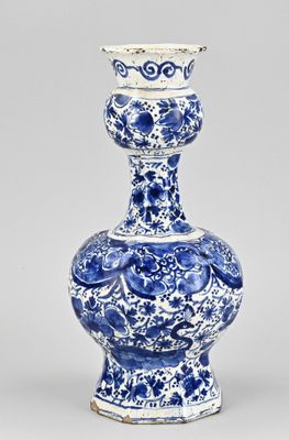 vase bleu et blanc orné d'un motif floral sur la base