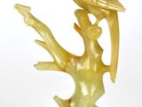 une statue représentant un oiseau perché sur une branche d'arbre