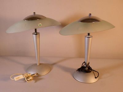 paire de lampes de table en argent avec un cordon branché sur le socle