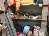 une pièce avec une étagère remplie d'outils et d'autres objets