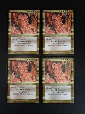 Les quatre cartes se trouvent dans une boîte noire posée sur une table
