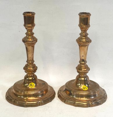 paire de bougeoirs anciens en laiton, ornés d'un motif floral à chaque extrémité
