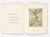 un livre ouvert sur lequel figure l'image d'une plante