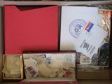 une boîte contenant beaucoup de courrier