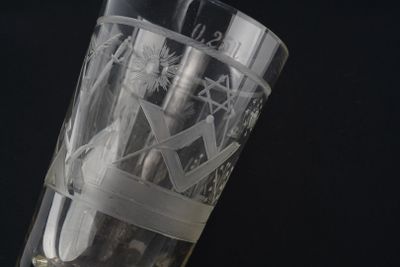 un verre sur lequel est représenté un homme