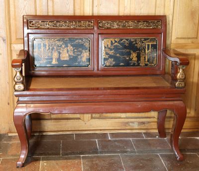 un banc en bois dont le dossier est orné d'une peinture