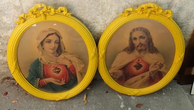 deux tableaux encadrés représentant Jésus et Marie tenant une pomme