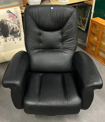 un fauteuil inclinable noir qui se trouve dans une pièce
