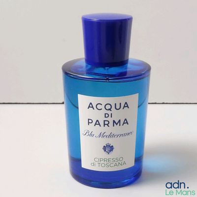 Le flacon d'Acqua Parma est posé sur une surface blanche.
