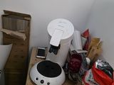 une cafetière posée sur un plan de travail dans un coin de la pièce