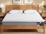 une photo d'un matelas dans une chambre à coucher avec une tête de lit en bois