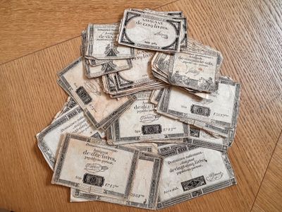 une pile de vieux billets posée sur une table en bois