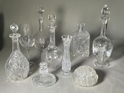beaucoup de vases en verre posés sur une table