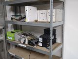 une étagère sur laquelle sont posés de nombreux appareils électroniques, dans une pièce