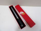 une boîte rouge contenant un stylo noir