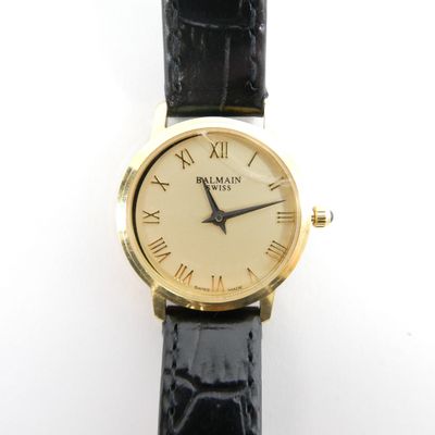 une image d'un gros plan d'une montre-bracelet avec des chiffres romains